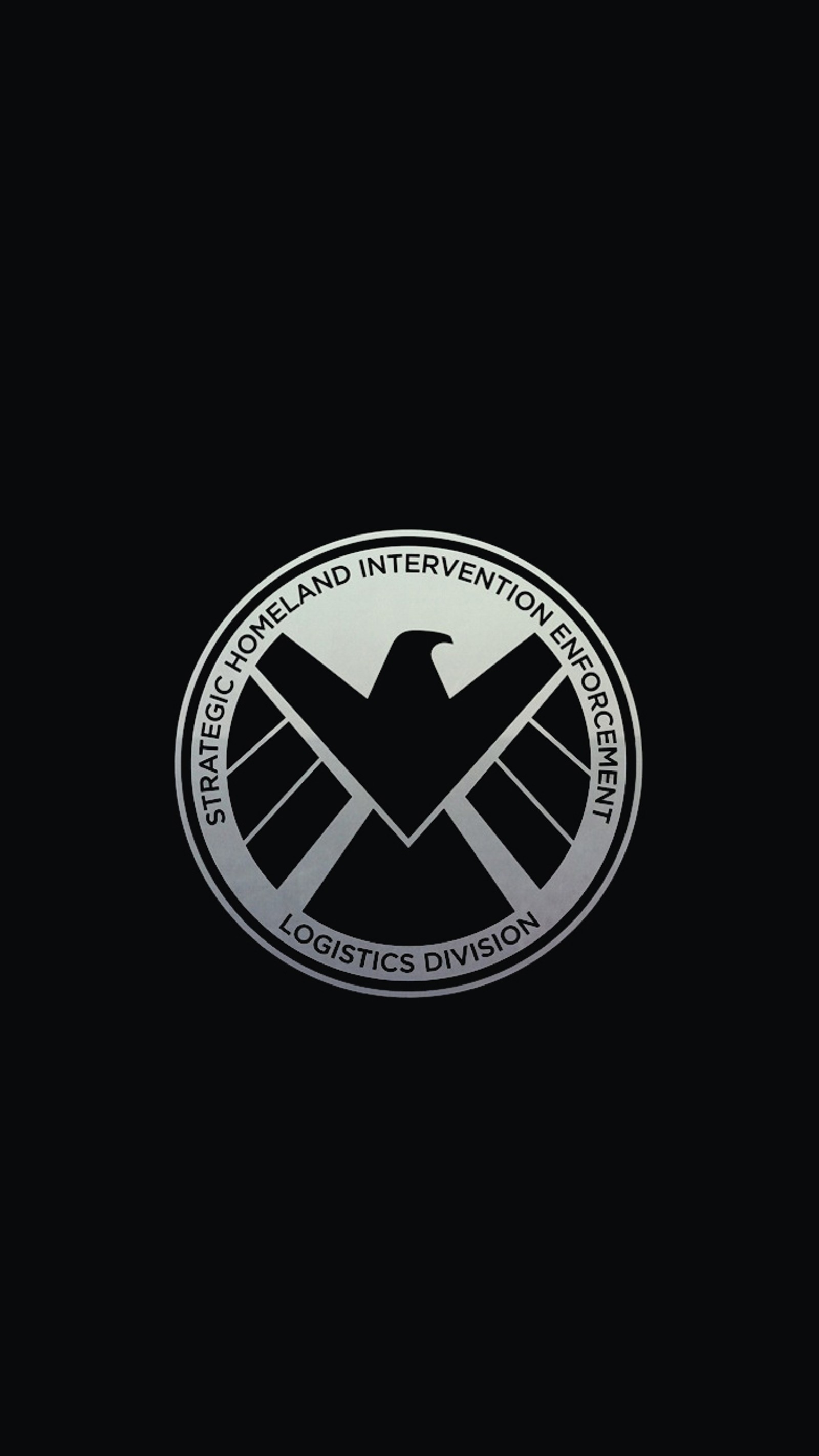 Nahaufnahme eines schwarz-weißen logos auf schwarzem hintergrund (agenten, marvel, geheimnis, schild)