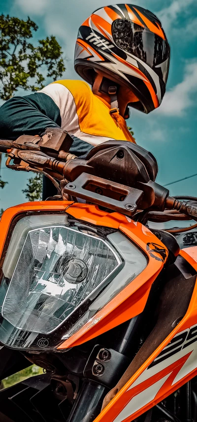 Motociclista KTM Duke pronto para a aventura