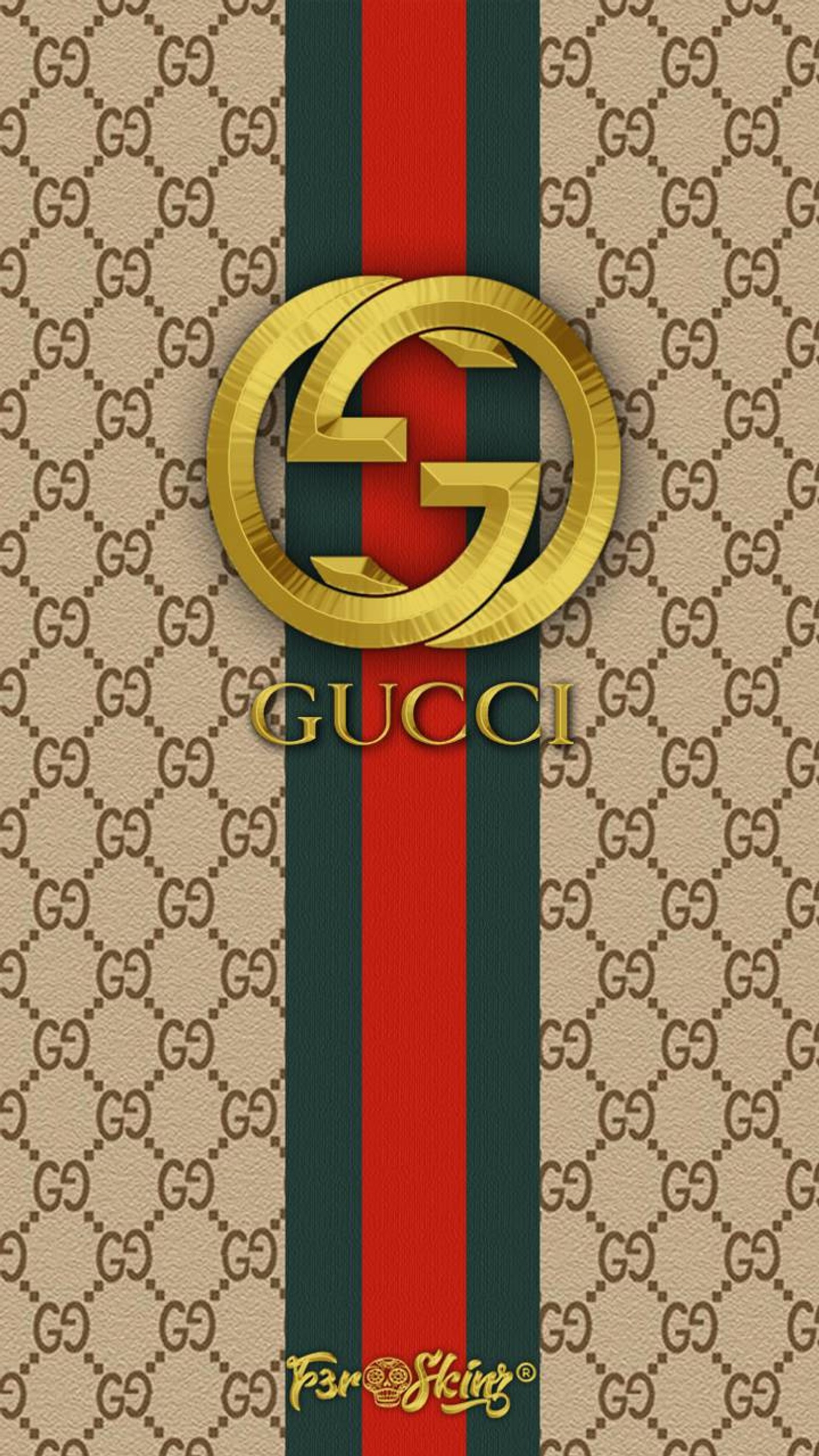 Крупный план золотого логотипа gucci на бежевом и зеленом полосатом фоне (логотип, знак)