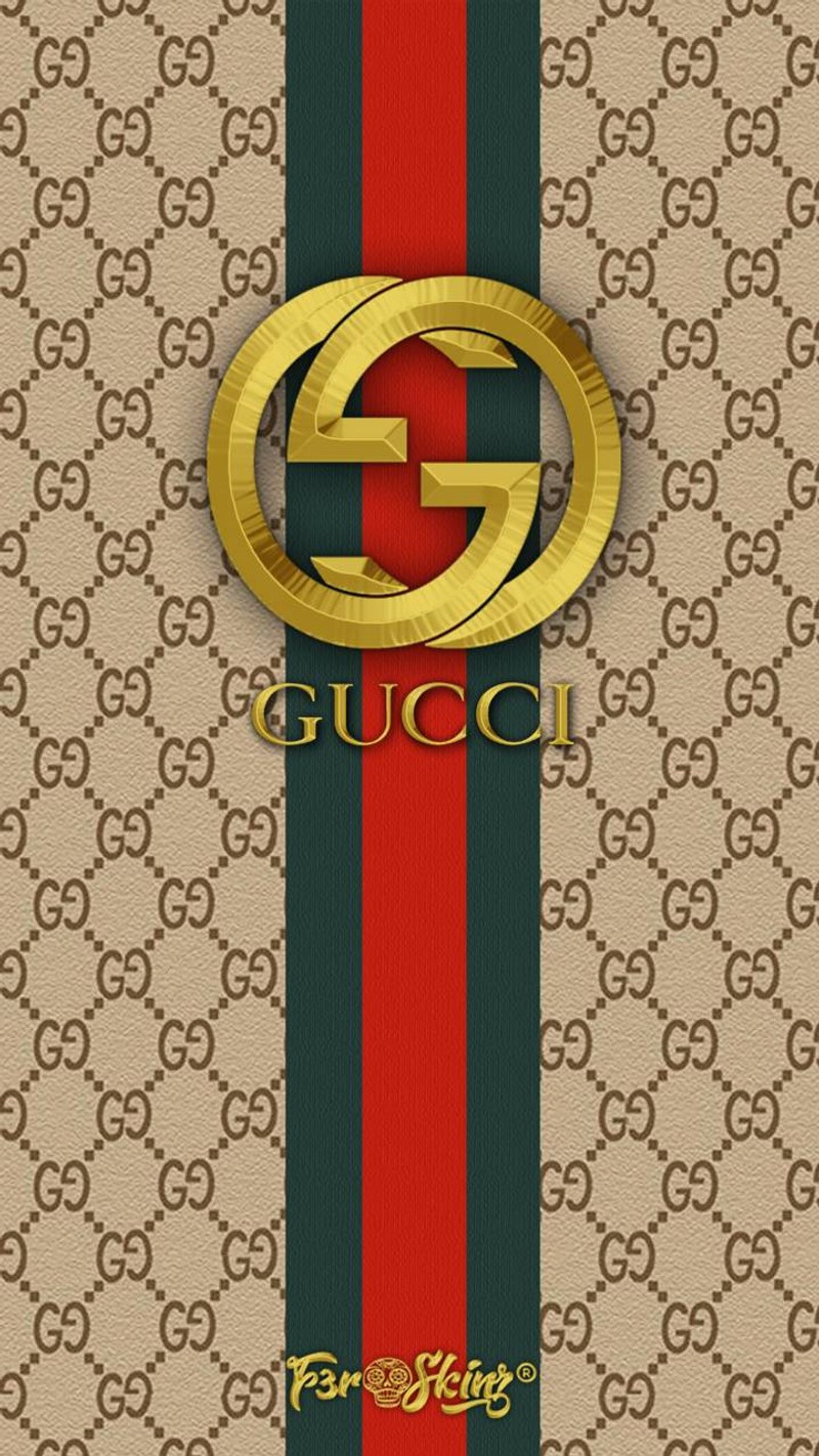 Крупный план золотого логотипа gucci на бежевом и зеленом полосатом фоне (логотип, знак)