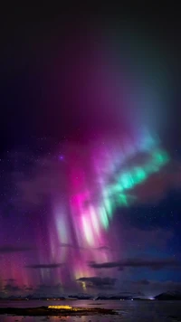 Lebendige Aurora Borealis erleuchtet den Nachthimmel