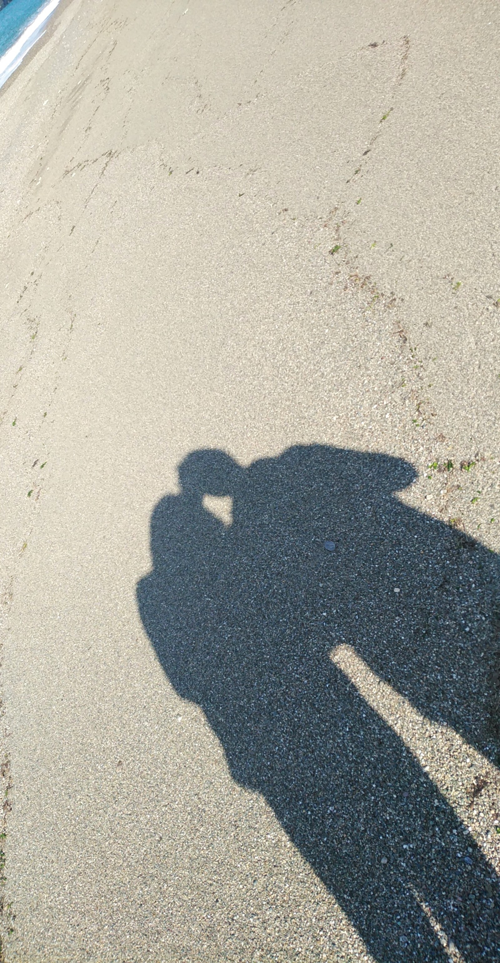 Schatten von zwei personen am strand mit einem surfbrett (beste freundin, paar, liebling, fälschung)