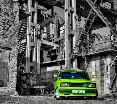 Lada verde vibrante em um ambiente industrial com detalhes de tuning