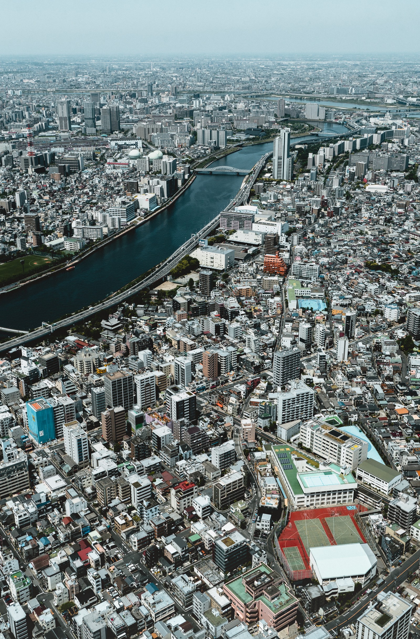 Une vue arabe d'une ville avec une rivière et un pont (immeuble de grande hauteur, ville, paysage urbain, métropole, zone urbaine)