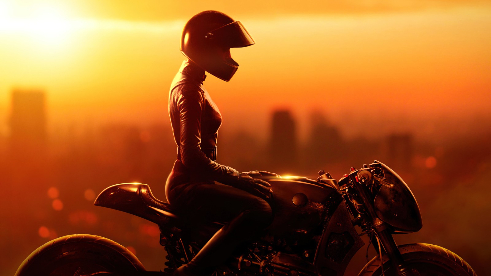 Une femme assise sur une moto au coucher du soleil (batman 2022, the batman 2022, film, catwoman)