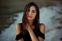 Beauté naturelle portrait d'une femme avec de longs cheveux bruns