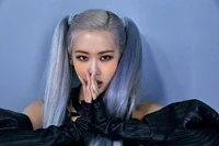 Rose de Blackpink: Impactante ícono del K-Pop con cabello plateado