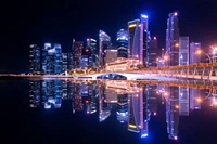 Beeindruckende nächtliche Reflexion der modernen Skyline Singapurs