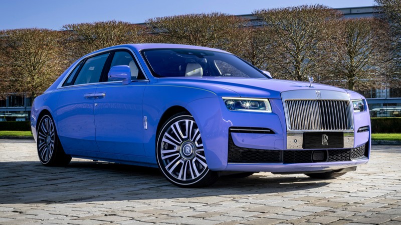 Синий rolls royce припаркован на кирпичной дороге (роллс ройс призрак расширенный, rolls royce ghost extended, 2024, 5k, машины)