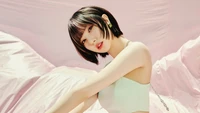 Eunha de VIVIZ irradia vibras de verano en una foto conceptual de colores pastel, mostrando su estilo y presencia cautivadora.