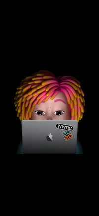 Personagem estilizado interagindo com MacBook com adesivo WWDC 2020