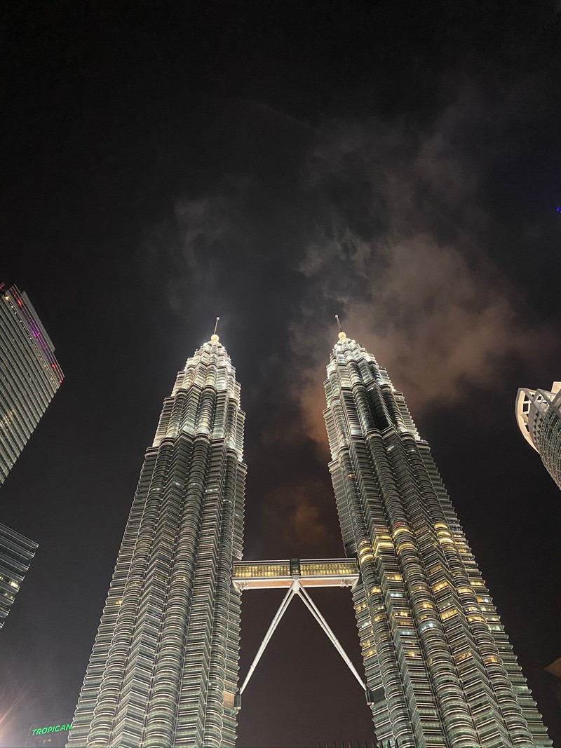 Арафы высокого здания на фоне неба (петронас, кuala lumpur, достопримечательность, небоскреб, ночь)