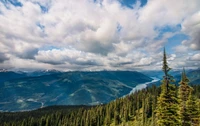 Paisagem montanhosa majestosa com vista para um vale verdejante e um rio no Canadá