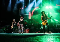 Guns N' Roses electrifica el Dodger Stadium con una vibrante actuación durante su gira "Not in This Lifetime", mostrando la energía de la música rock y la moda punk.