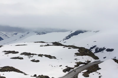 Tundra de inverno: Cordilheira de nunatak coberta de neve sob um céu nublado