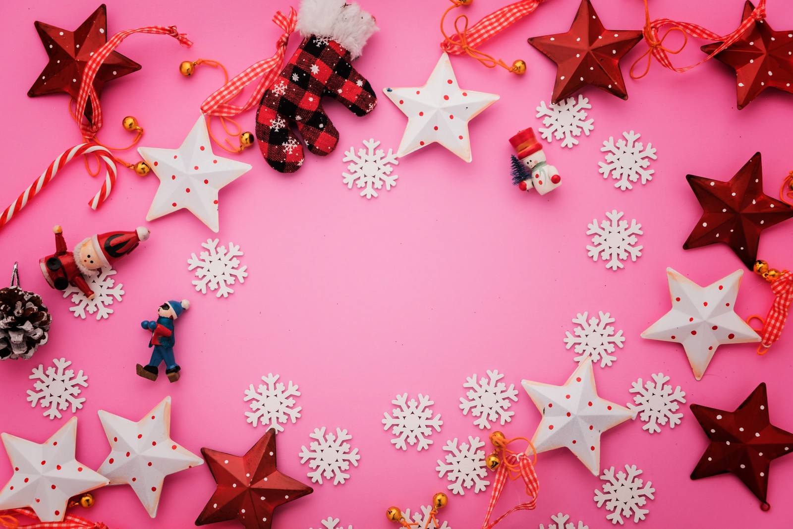 Decorações de natal dispostas em círculo em um fundo rosa (ano novo, natal, ornamento de natal, dia de natal, floco de neve)