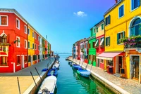 Canal vibrante em Burano: Uma harmonia colorida de casas e vias navegáveis