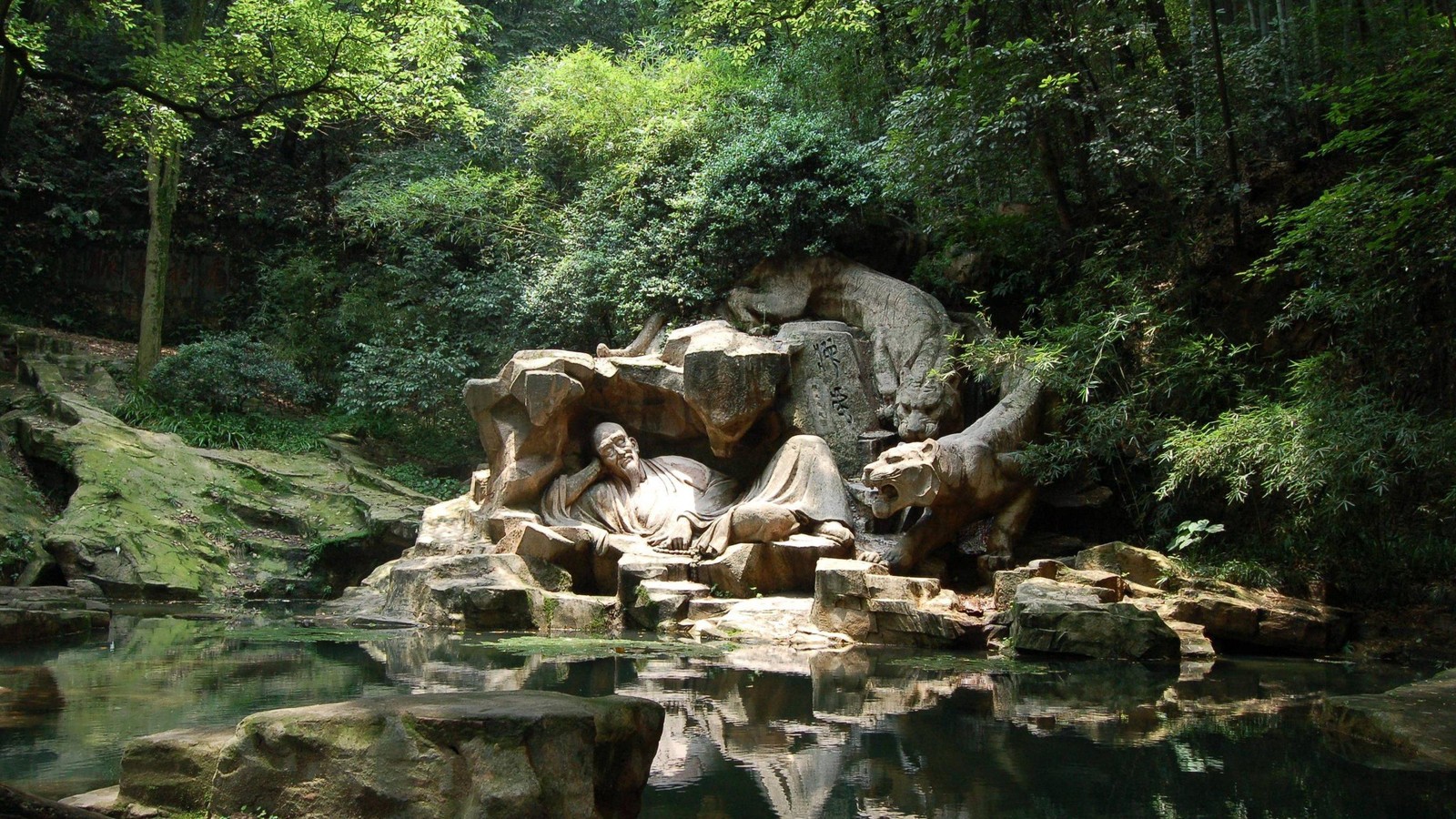 There is a large rock formation in the middle of a river (nature, nature reserve, tree, rock, jungle)