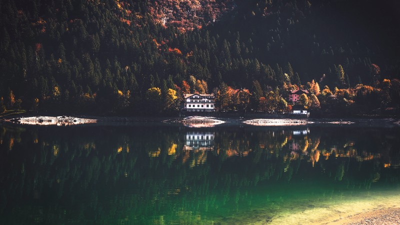 На маленьком острове посреди озера стоит дом (lake molveno, италия, озерный берег, деревянный дом, зелёные деревья)