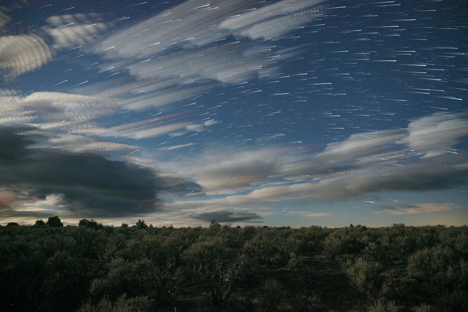 Vue d'un champ avec un ciel plein d'étoiles (coucher de soleil, nuage, atmosphère, paysage naturel, horizon)