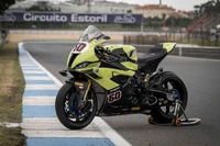 BMW M 1000 RR au Circuito Estoril : Célébration des 50 ans de BMW M avec une édition anniversaire limitée