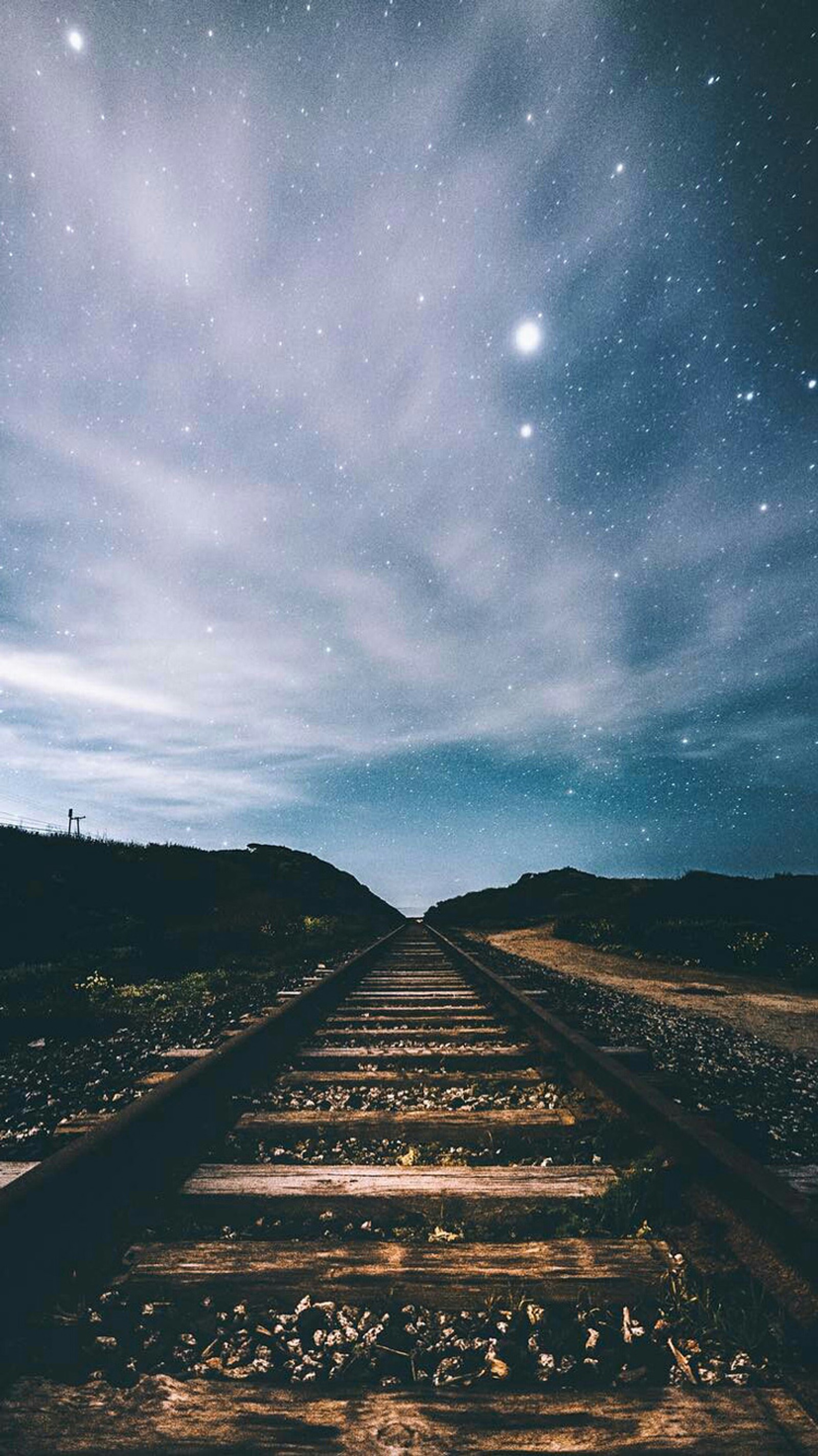 Trilhos de trem passando pela noite (natureza, noite, ferrovia, céu)