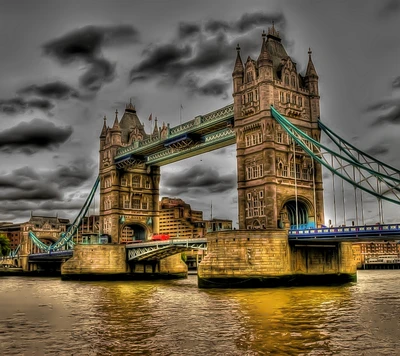 Vue époustouflante du coucher de soleil sur le pont de Londres