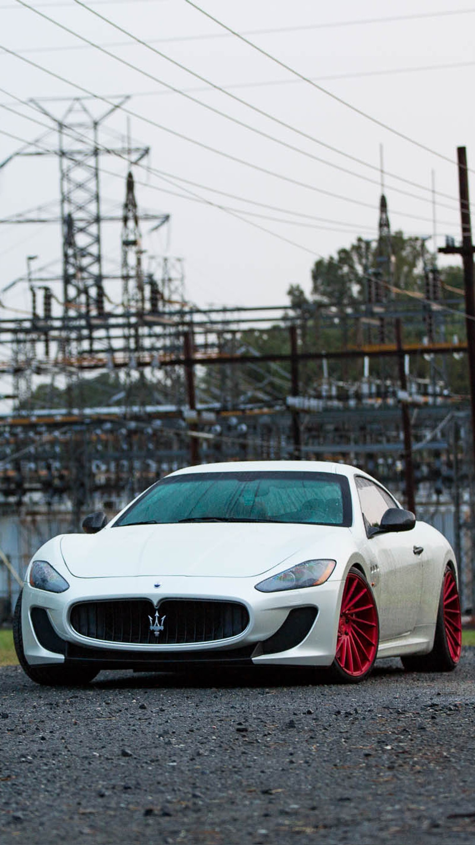 Um carro esportivo árabe branco estacionado em uma estrada com linhas de energia ao fundo (carro, gran turismo, maserati, veículo, branco)