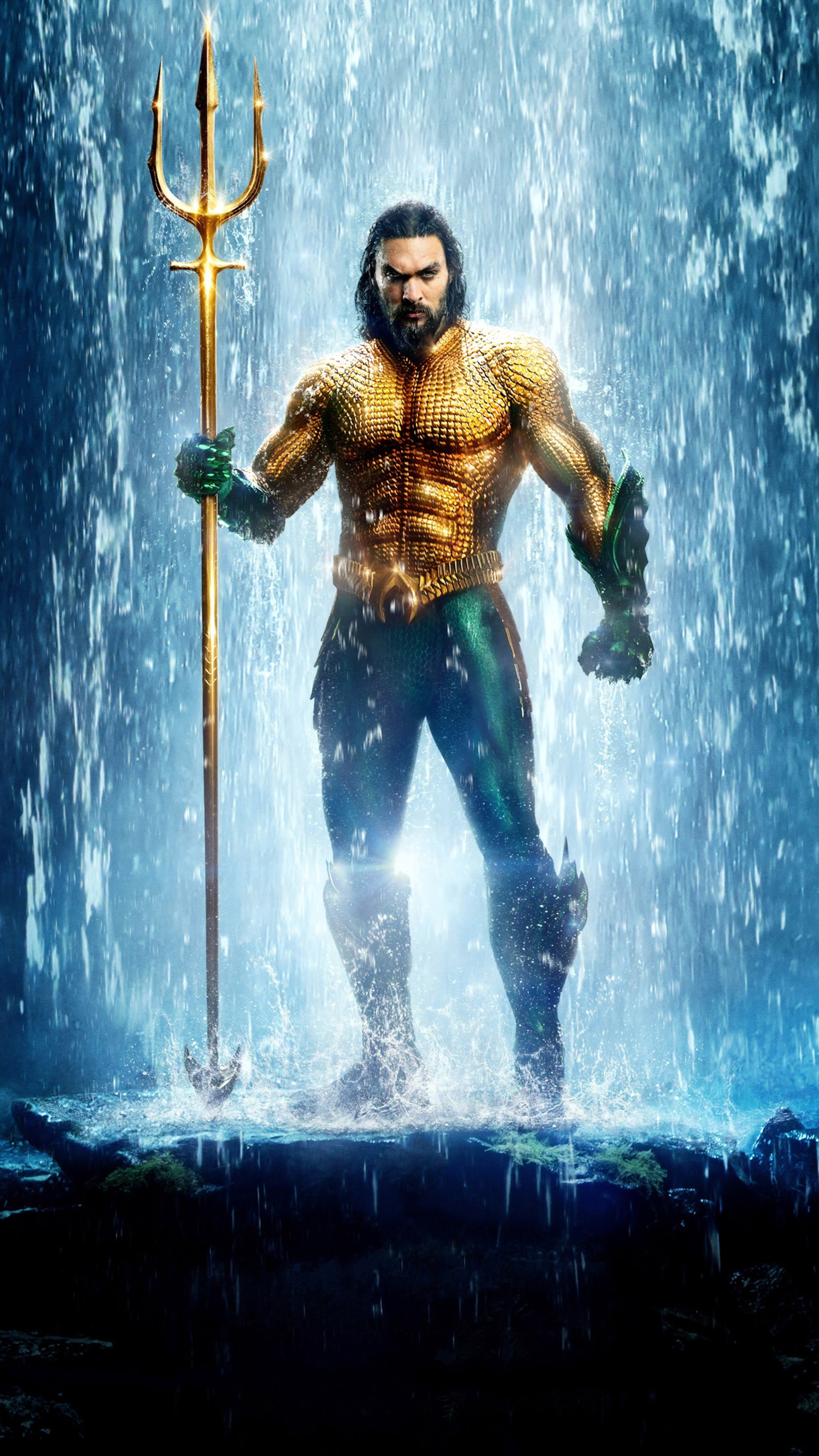 Un gros plan d'un homme avec une lance dans l'eau (film, hollywood, aquaman)