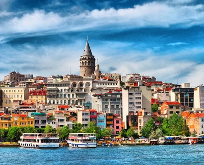 Galata-Turm mit Blick auf die lebhafte Uferpromenade von Istanbul