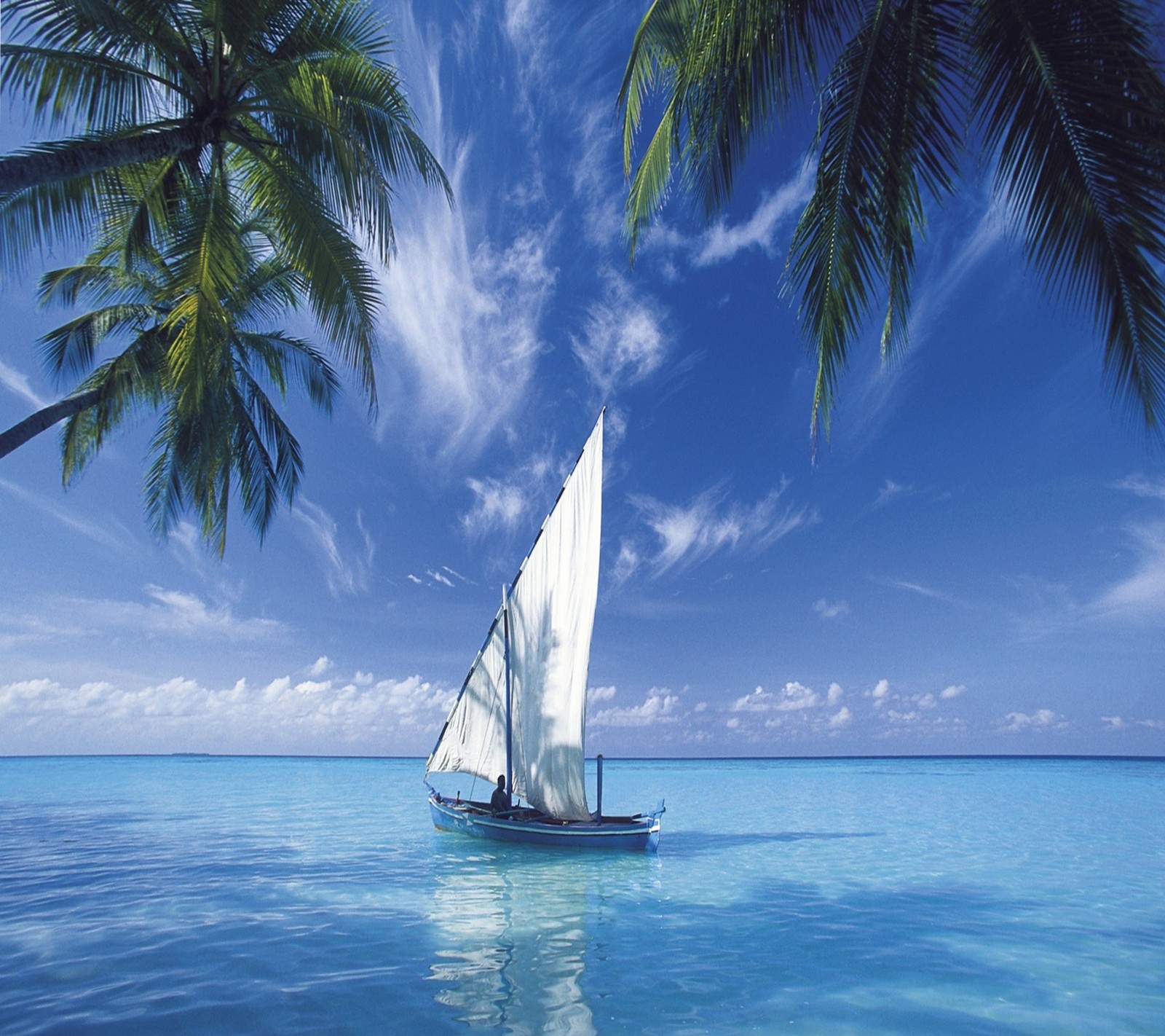 Il y a un voilier flottant sur l'eau (bateau, génial, jour, paysage, nature)