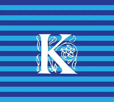 Inicial floral "K" em fundo azul listrado