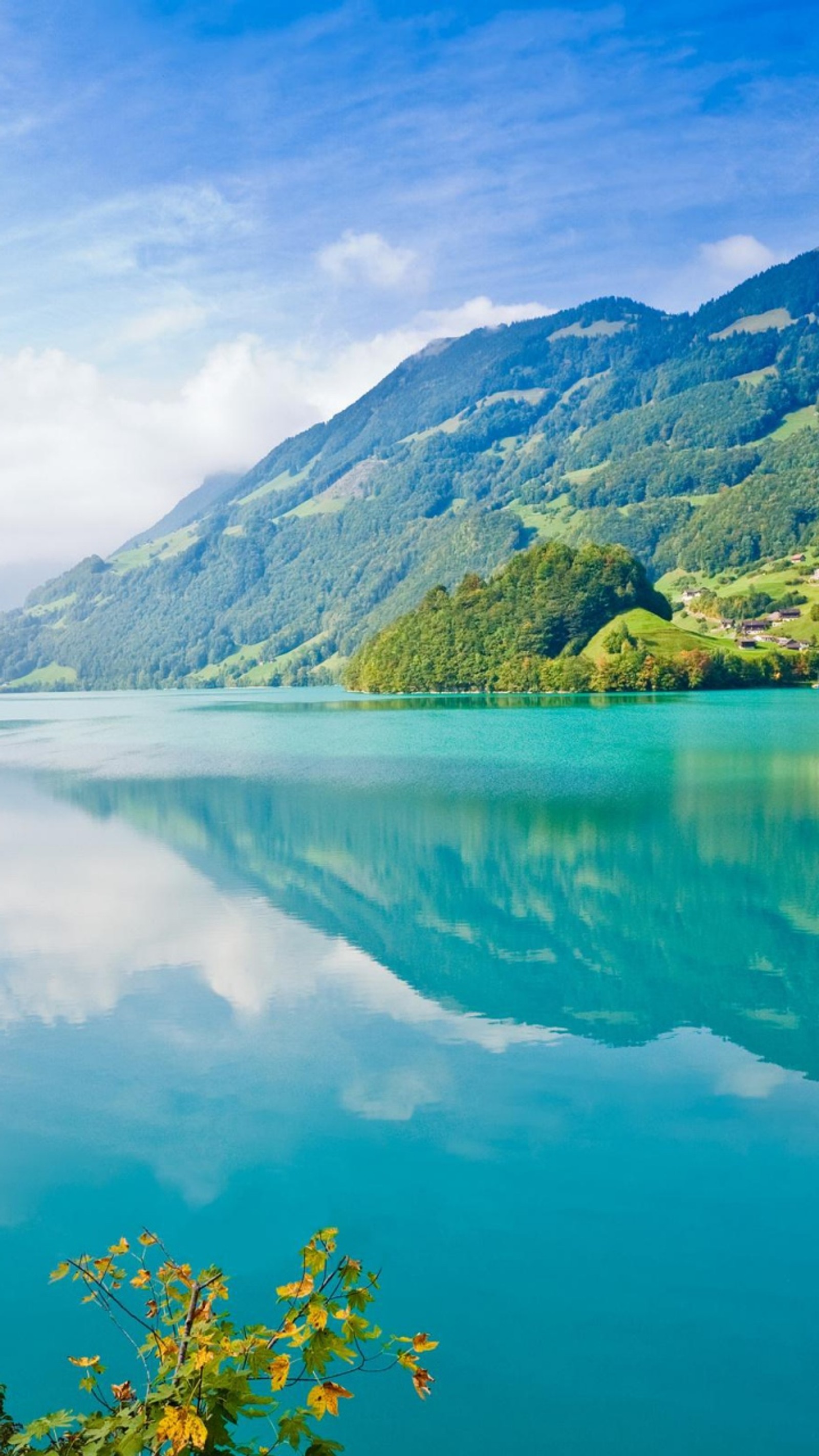 Montañas y un lago con algunos árboles en el primer plano (fondo, nubes, lago, encantador, naturaleza encantadora)