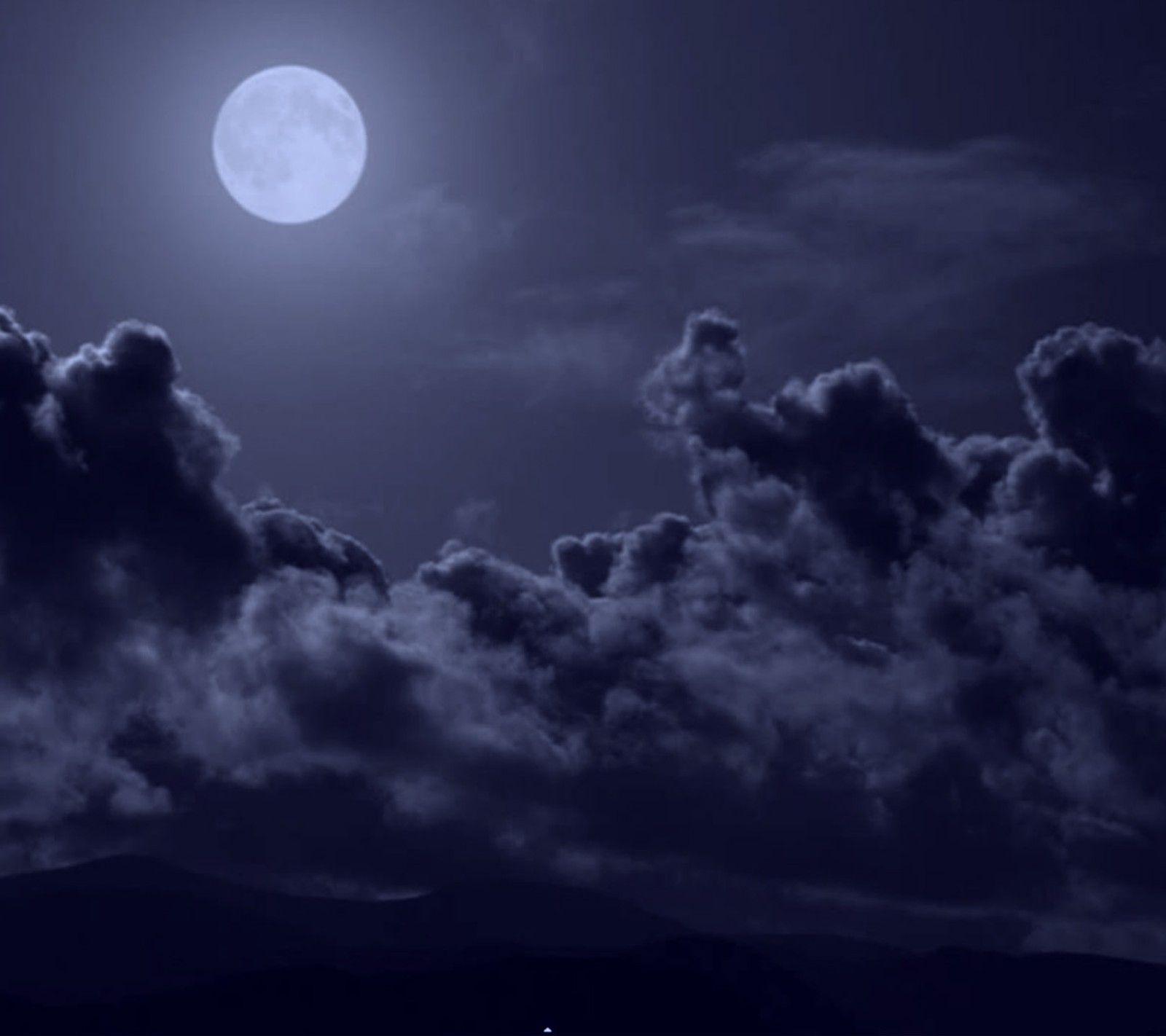 Il y a une pleine lune qui brille dans le ciel (bleu, nuage, nuages, sombre, lune)