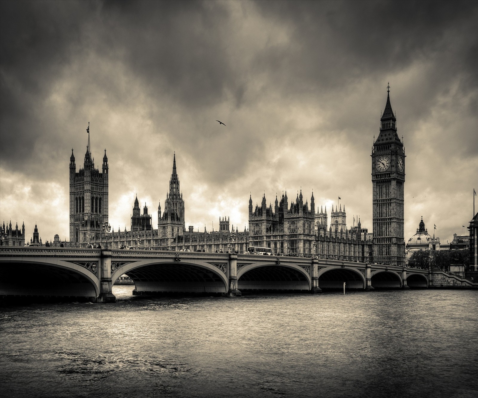 Uma vista mal tirada de uma ponte sobre um rio com uma torre do relógio ao fundo (big ben, londres, london)