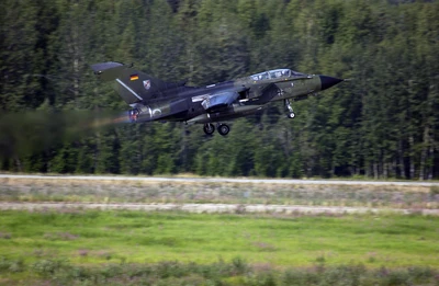 Caza Panavia Tornado despegando en una operación militar