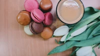 Deliciosos macarons e café com tulipas frescas