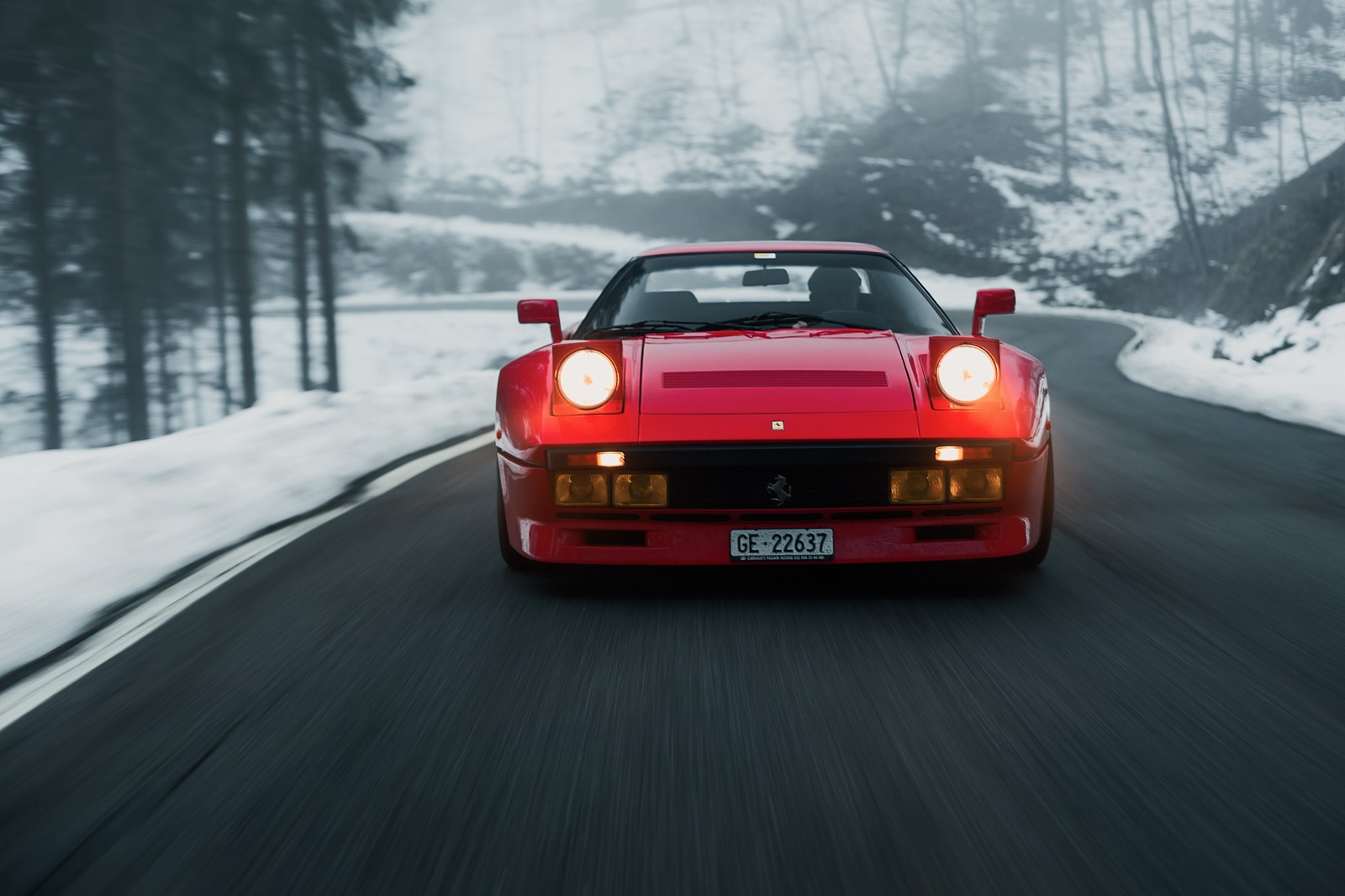 Eine nahaufnahme eines roten sportwagens, der auf einer verschneiten straße fährt (ferrari 288 gto, ferrari 250 gto, auto, sportwagen, staatsstreich)