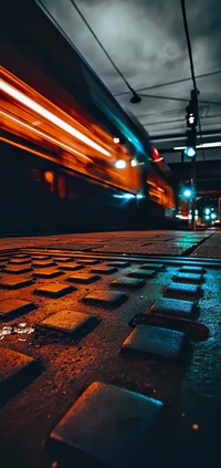 Paysage urbain nocturne dynamique avec route illuminée et véhicule passant