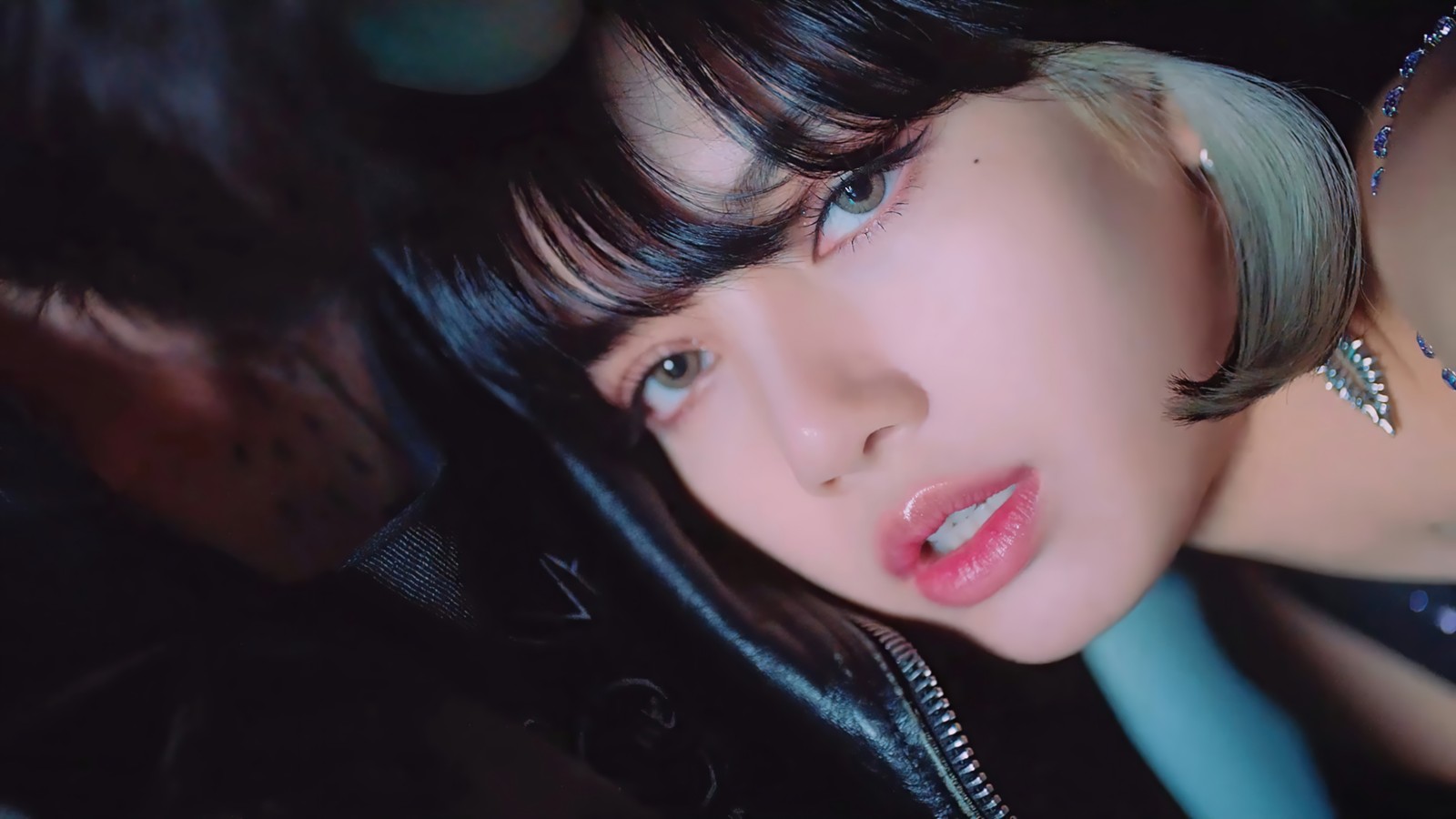 Um close de uma mulher com uma jaqueta preta e um colar (lisa, 리사, lalisa manoban, ลลสา มโนบาล, pranpriya manoban)