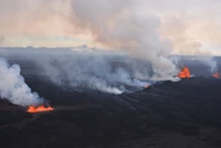 Erupción dinámica de volcán escudo: Lava y humo llenan el cielo