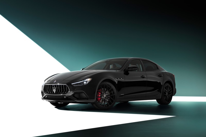 Черный maserati припаркован в светлом помещении, свет проникает через окно (maserati ghibli s q4 gransport, nerissimo pack, 2021, 5k, 8k)