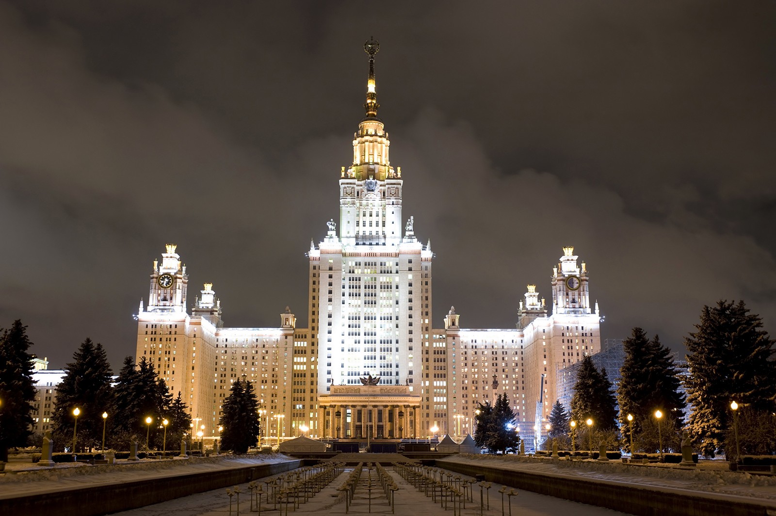 Nachtansicht eines großen gebäudes mit einem uhrturm in der mitte (moskauer staatliche universität, universität, wahrzeichen, nacht, stadt)