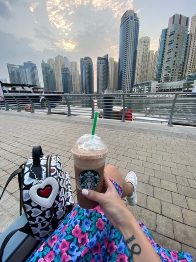 Entspannen mit einem Starbucks im urbanen Skyline von Dubai