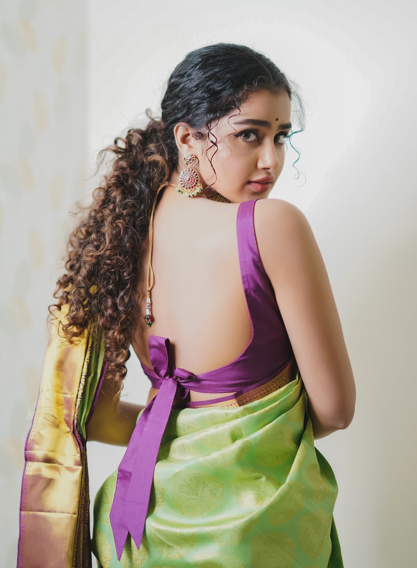 Un gros plan d'une femme portant un sari vert et violet (anupama parameswaran, actrice tamoule, actrice indienne, actrice malayalam, belle actrice)