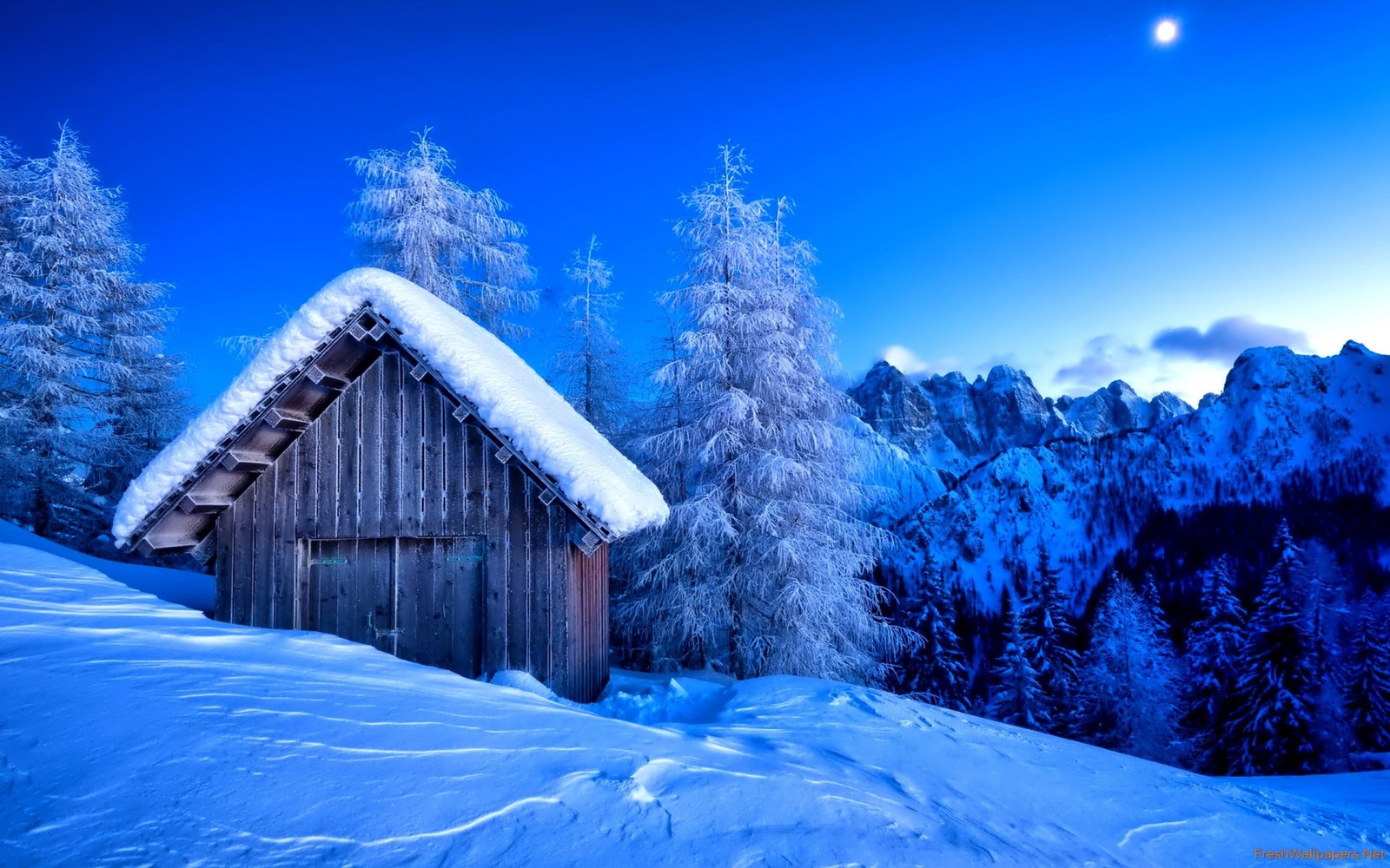 Uma cabana nevada nas montanhas com uma lua cheia no céu (montanha, paisagem, alpes, neve, cadeia de montanhas)