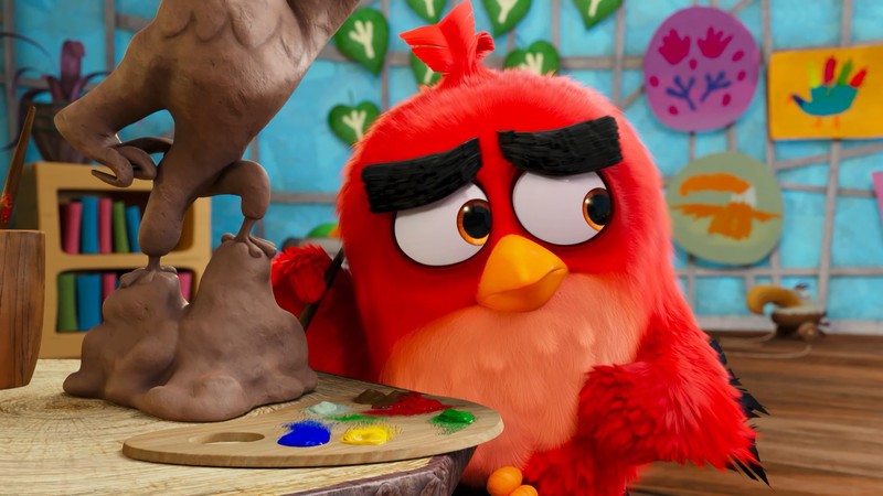 Гневные птицы стоят на столе с котом и птицей (angry birds фильм 2, angry birds movie 2, красный)