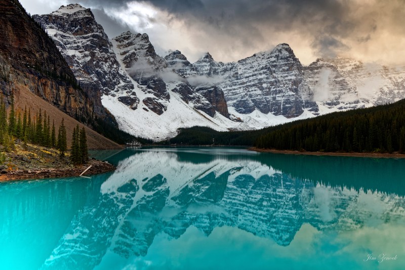 Горы, отраженные в озере с облачным небом (национальный парк банфф, banff national park, озеро морейн, пейзаж, горы)