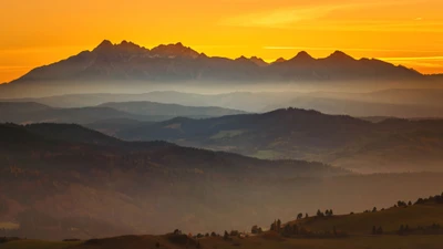 Majestueuses Montagnes Tatras au Coucher de Soleil avec un Ciel Orange