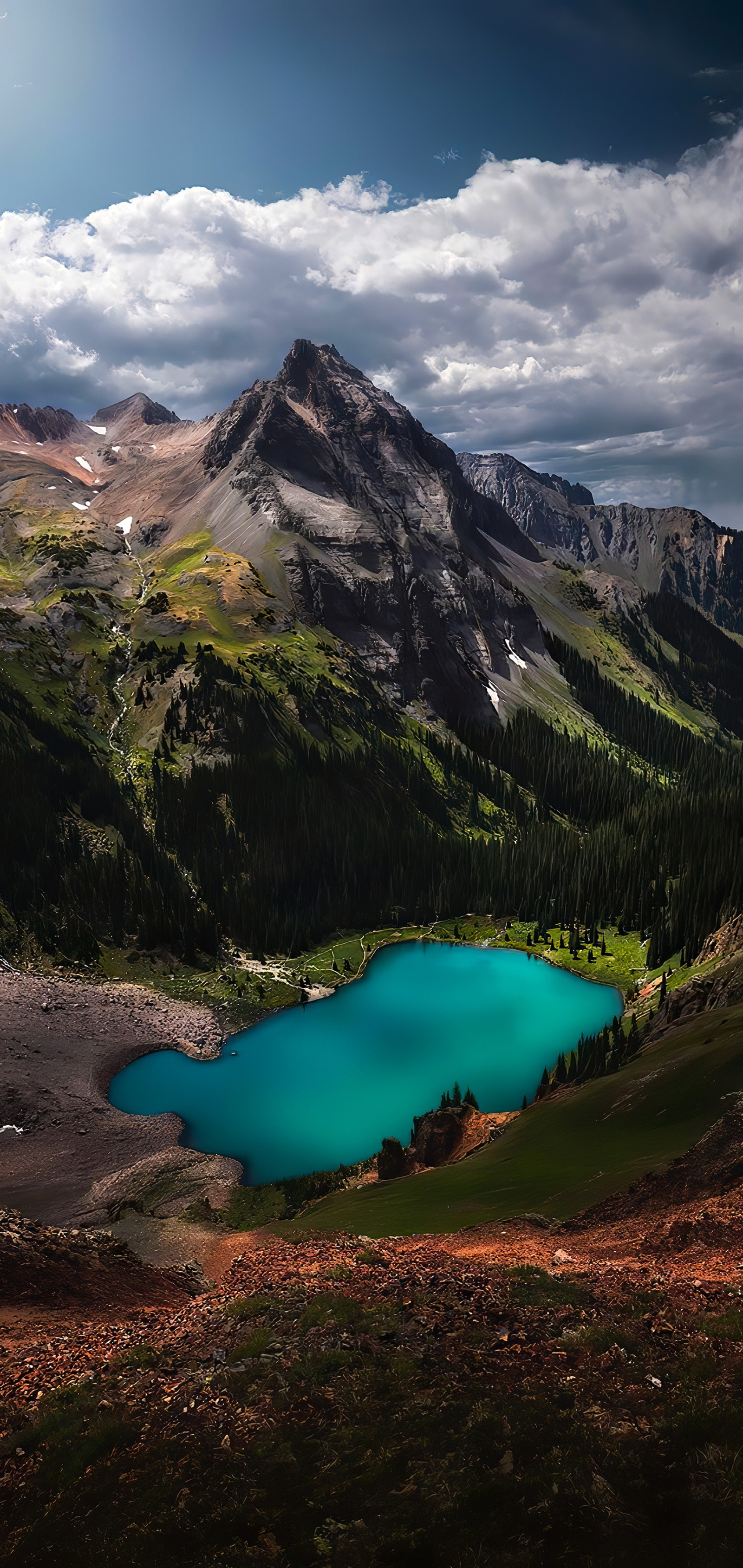 Há um lago no meio de uma montanha com uma cadeia de montanhas ao fundo. (natureza, água, nuvem, montanha, recursos hídricos)